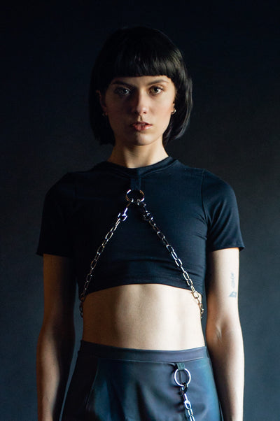 Cropped black cotton tshirt with o-ring and silver chains.